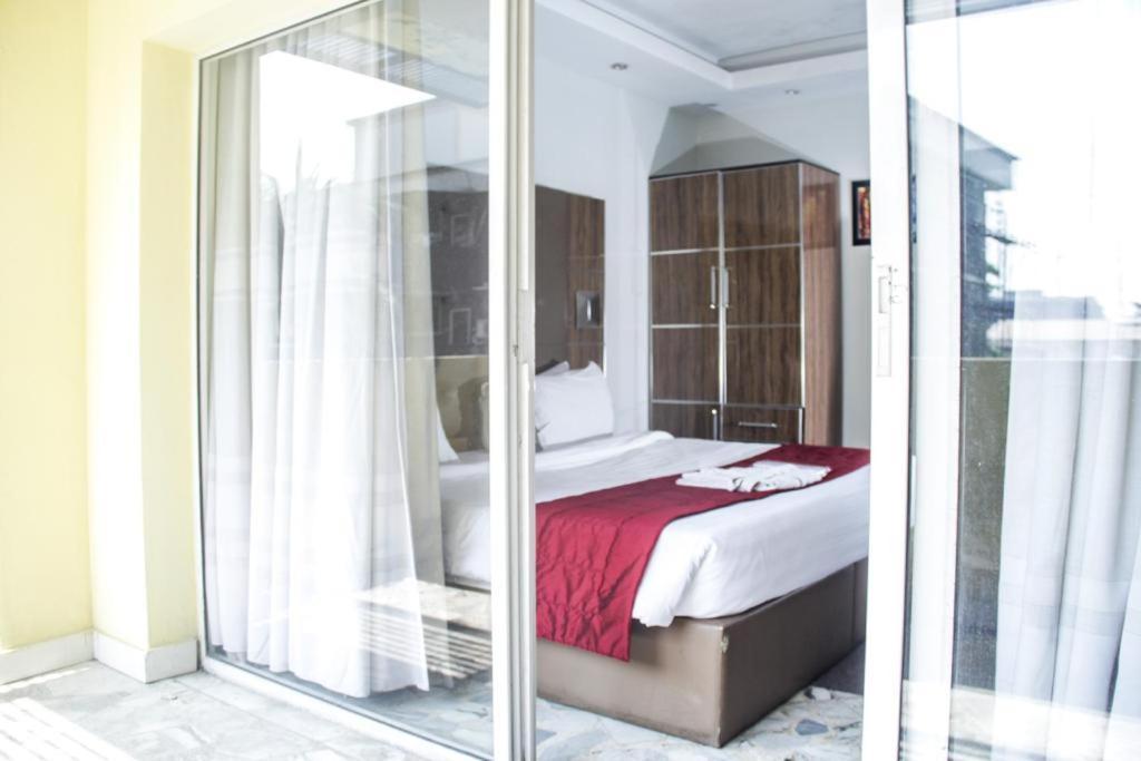 Glee Hotel Aliayabiagba Экстерьер фото