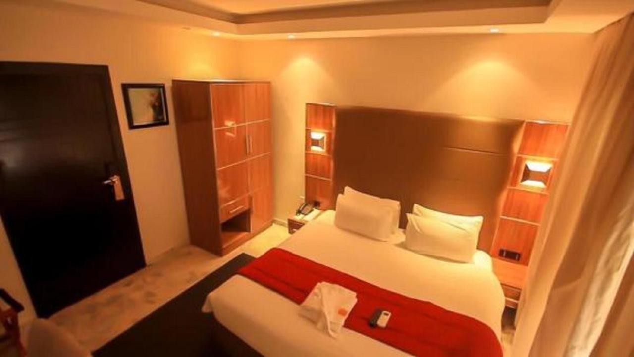 Glee Hotel Aliayabiagba Экстерьер фото