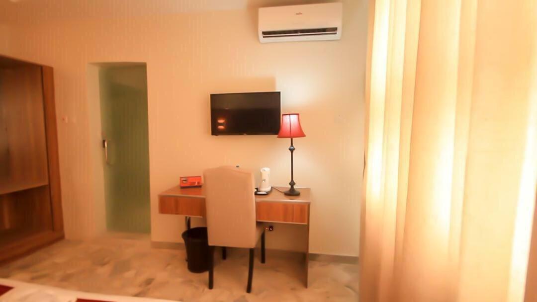 Glee Hotel Aliayabiagba Экстерьер фото